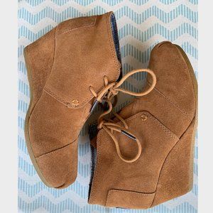 Toms Desert Wedge Chestnut Suede Ankle Booties, Size 6